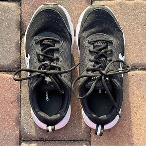 Under Armour Charged Assert 10 Big Boy’s Size 7 Black w/ White Running Shoe